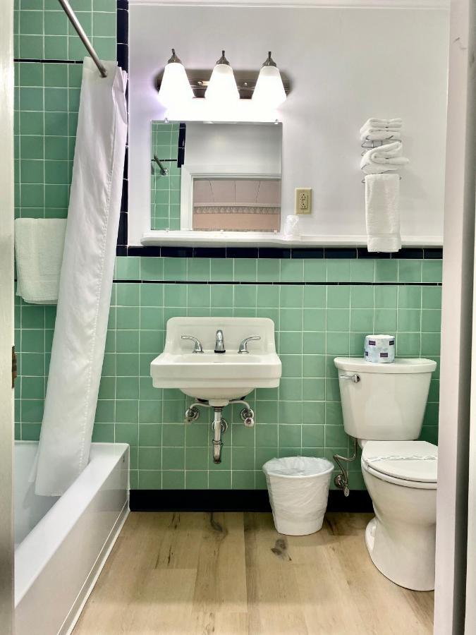 Bucksport Inn *